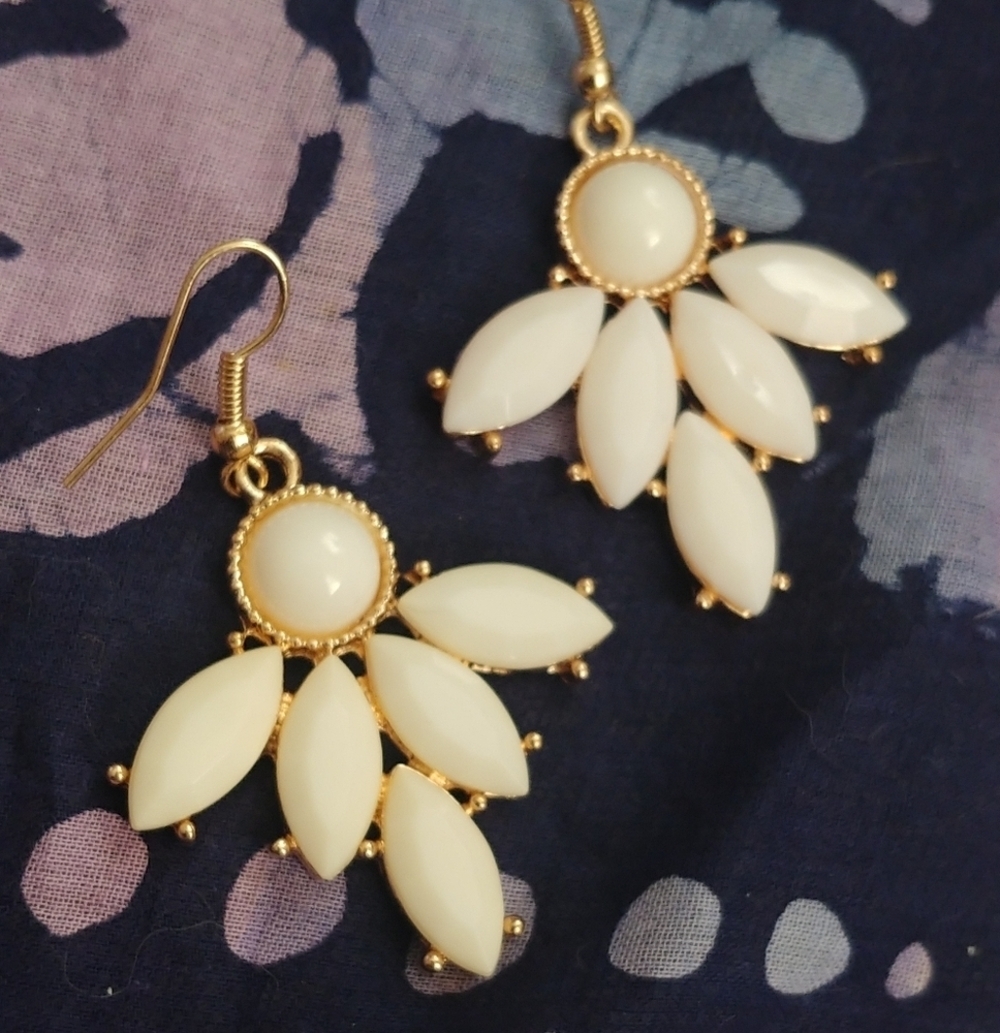 Stunning Statement Gold Rhinestone Necklace Set - Picture 8 of 8
